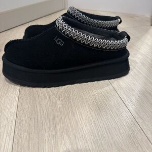 UGG Tazz II Black Platform Slippers with Patterned Trim